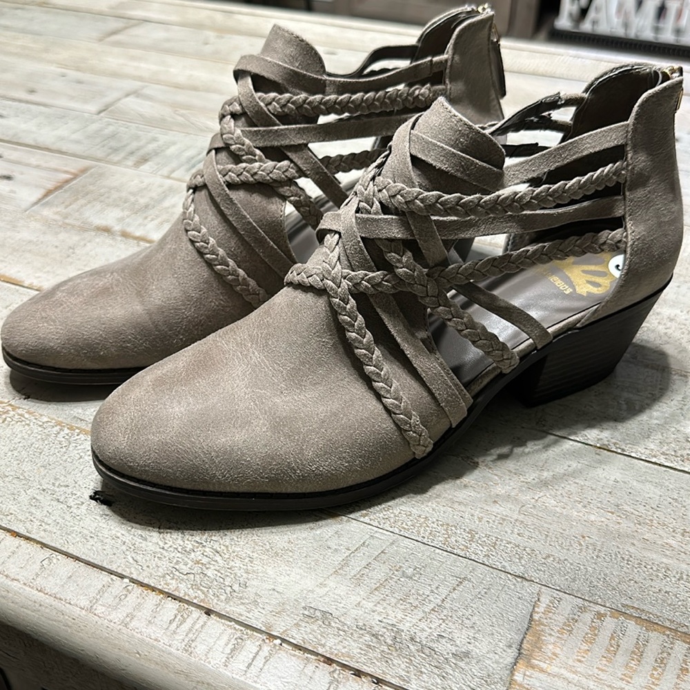 Fergalicious by Fergie Braided Booties, size 9.5 M, color: stone gray